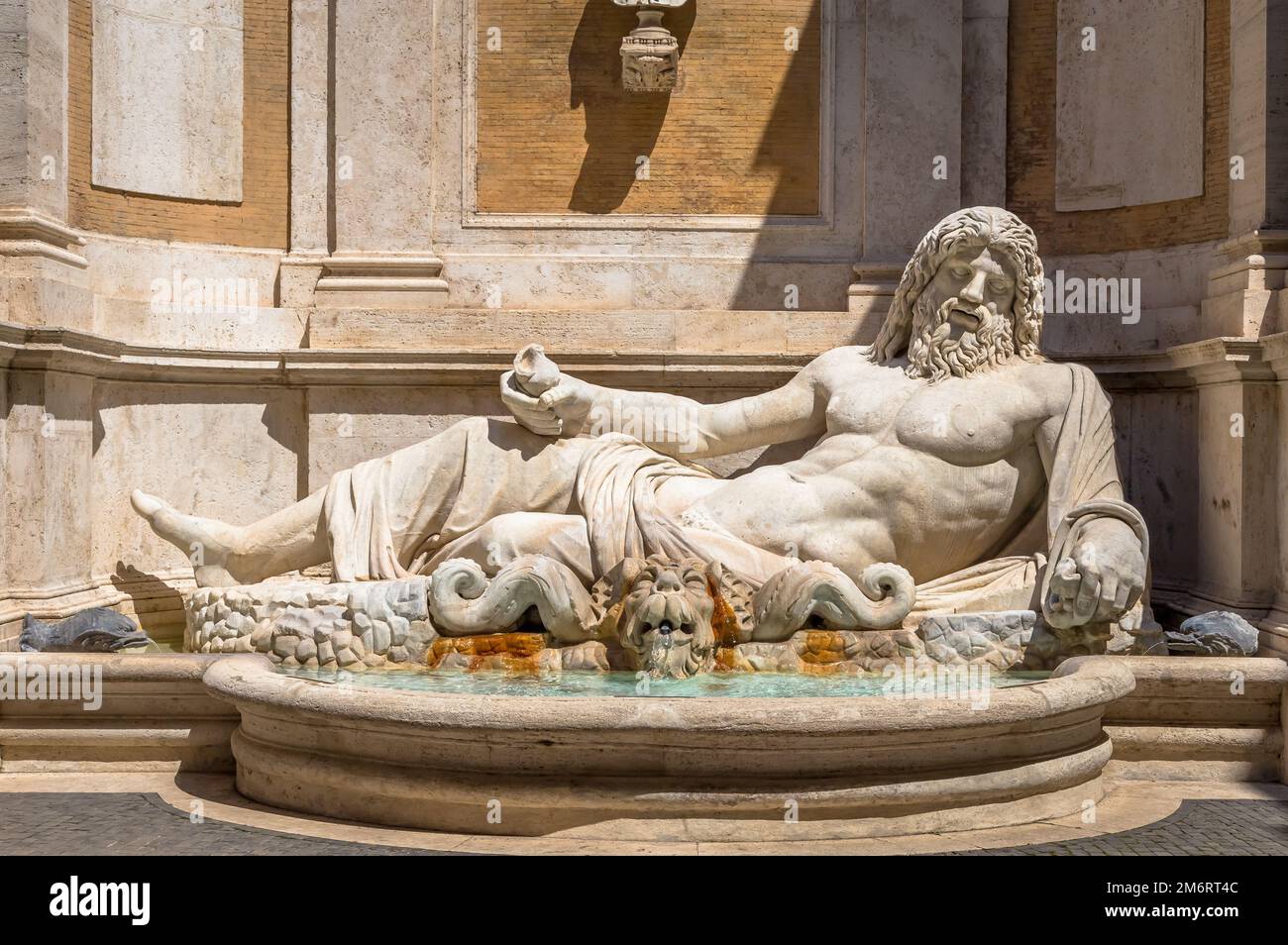Berühmte griechische Skulptur des ozeangottes, genannt Marforio, in Rom, Italien. Klassische Mythologie in der Kunst Stockfoto