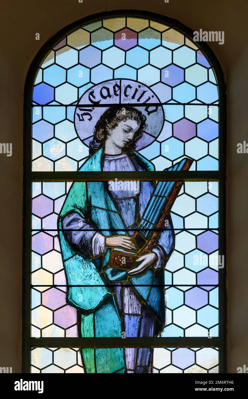 Farbige Buntglasfenster mit St. Caecilia in der Kirche Mariae Namen in Jungholz, Tirol, Österreich Stockfoto