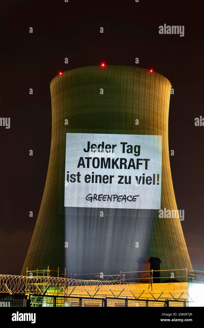 Jeder Tag der Kernkraft ist einer zu viel: Greenpeace-Projektion für das philippsische Kernkraftwerk. Philippsburg, Baden-Württemberg, Deutschland Stockfoto