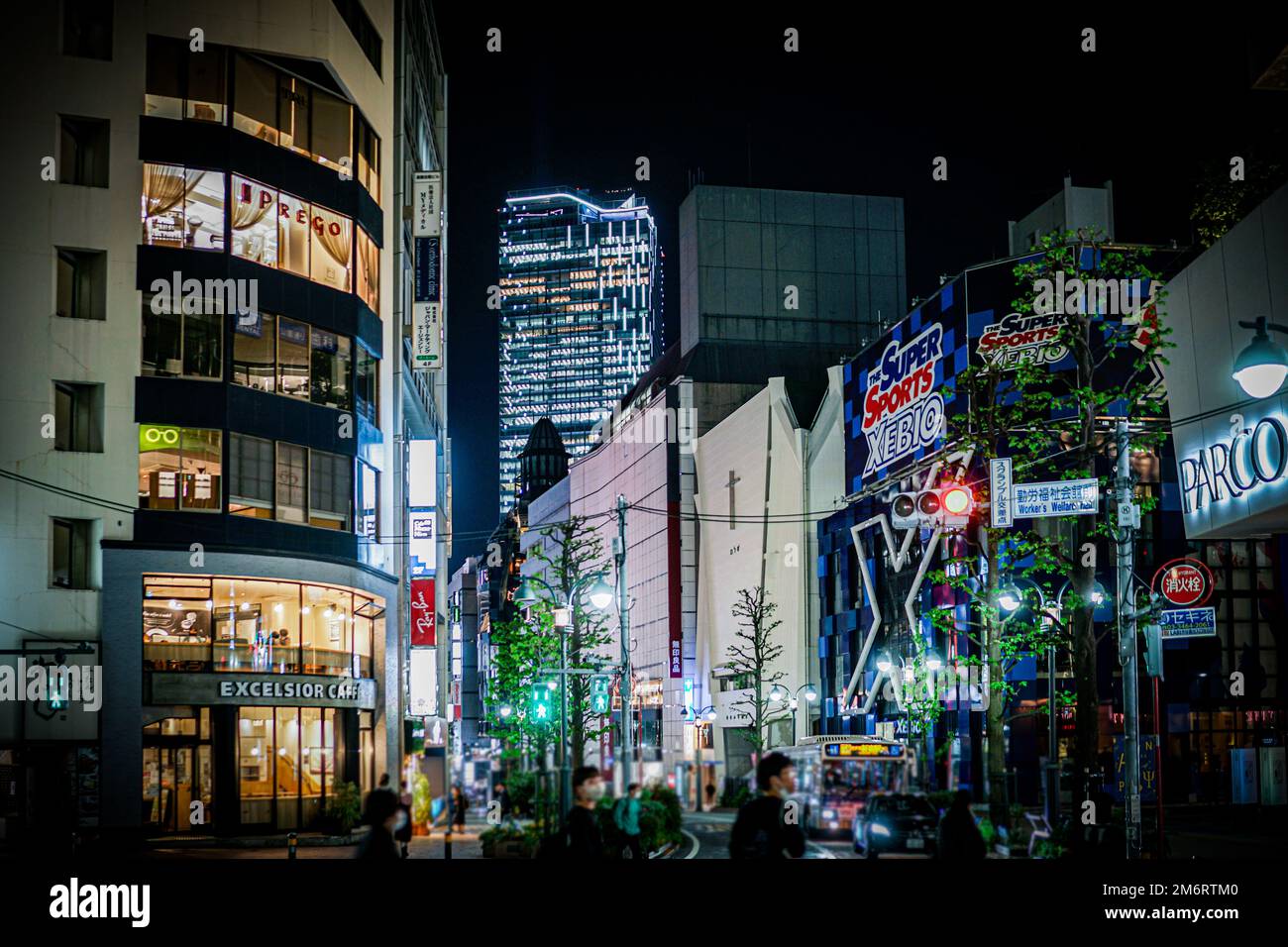 Blick auf den Shibuya Scramble Square bei Nacht Stockfoto