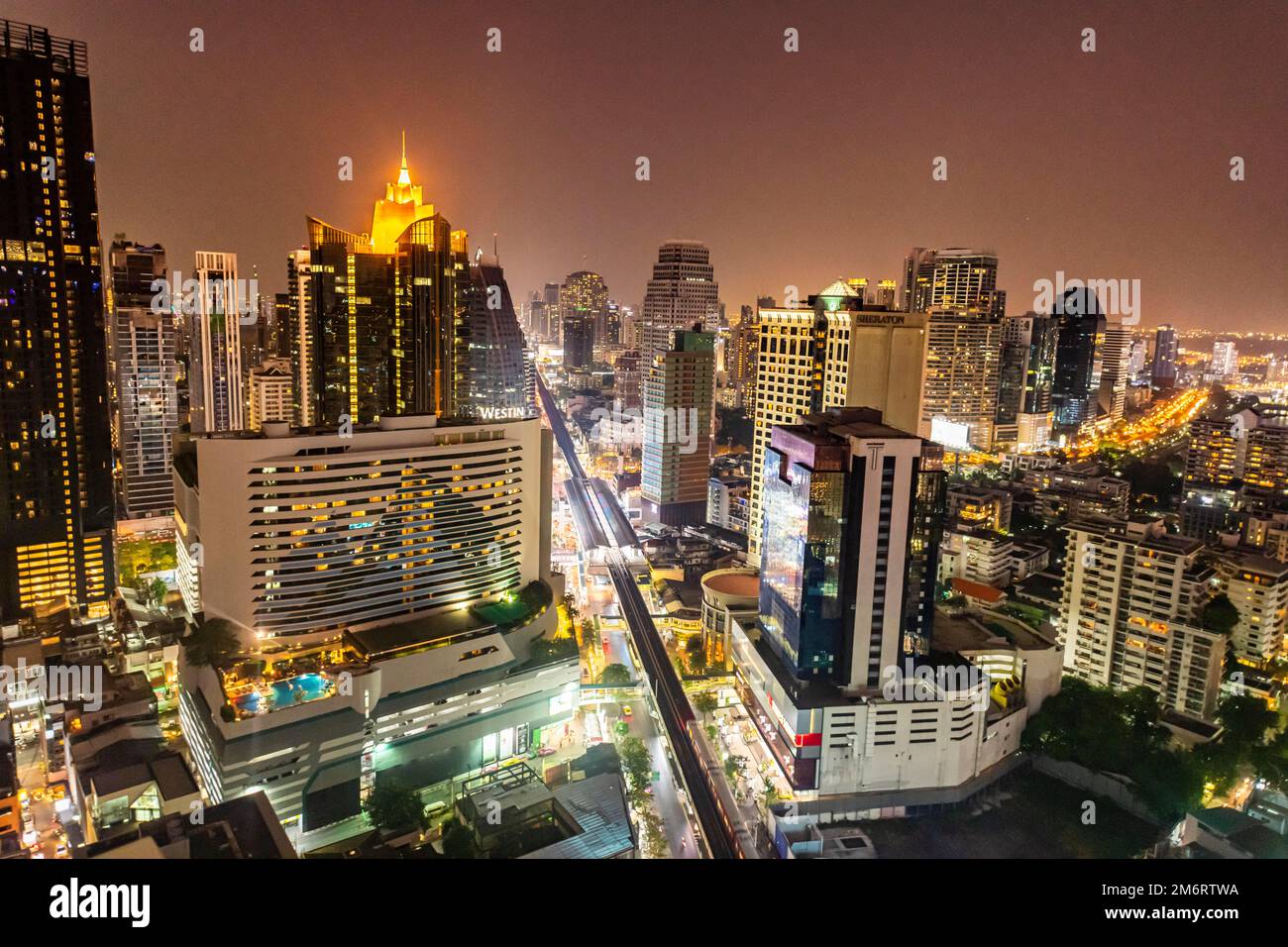 Nachtaufnahme über die Skyline von Bangkok, Thailand Stockfoto
