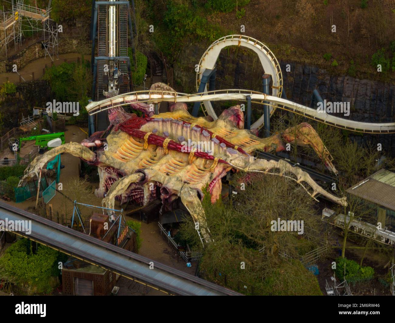 Aerial Drohne aus dem Air Filmmaterial von Nemesis Rollercoaster in Alton Towers wird am 2022. JANUAR 2023 entfernt Stockfoto