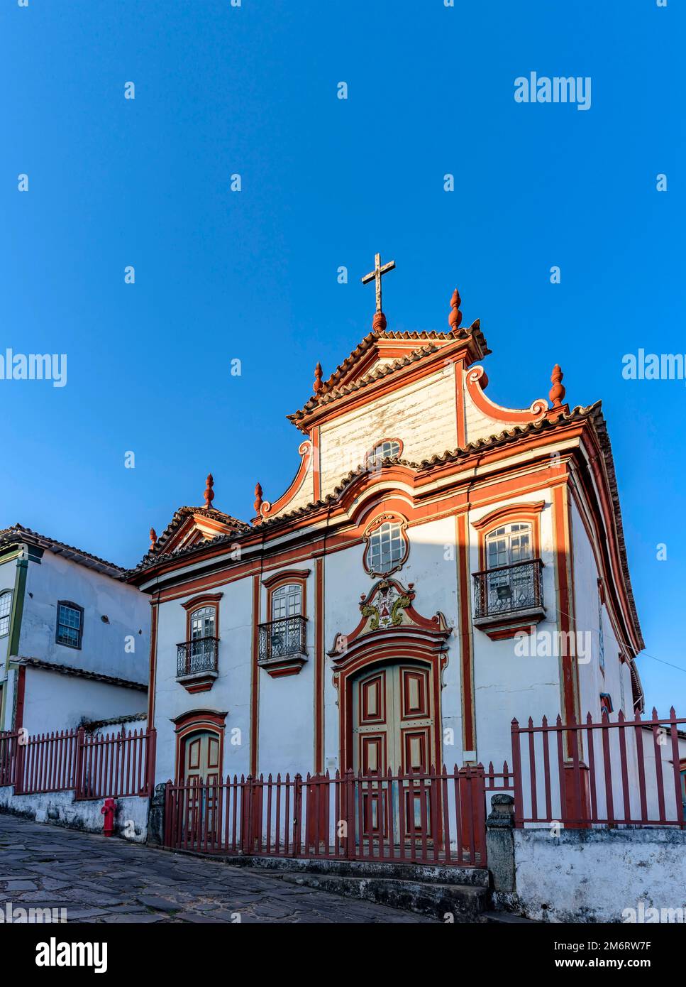 Alte barocke Kirche in der historischen Stadt Diamantina Stockfoto