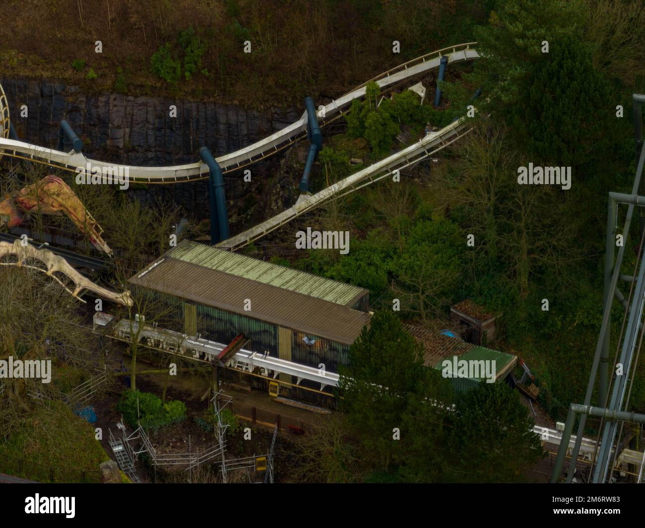 Aerial Drohne aus dem Air Filmmaterial von Nemesis Rollercoaster in Alton Towers wird am 2022. JANUAR 2023 entfernt Stockfoto