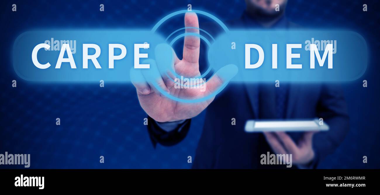 Text wird angezeigt Carpe Diem. Business Idea Public Festival, bei dem Menschen Musik und Tanz spielen Stockfoto
