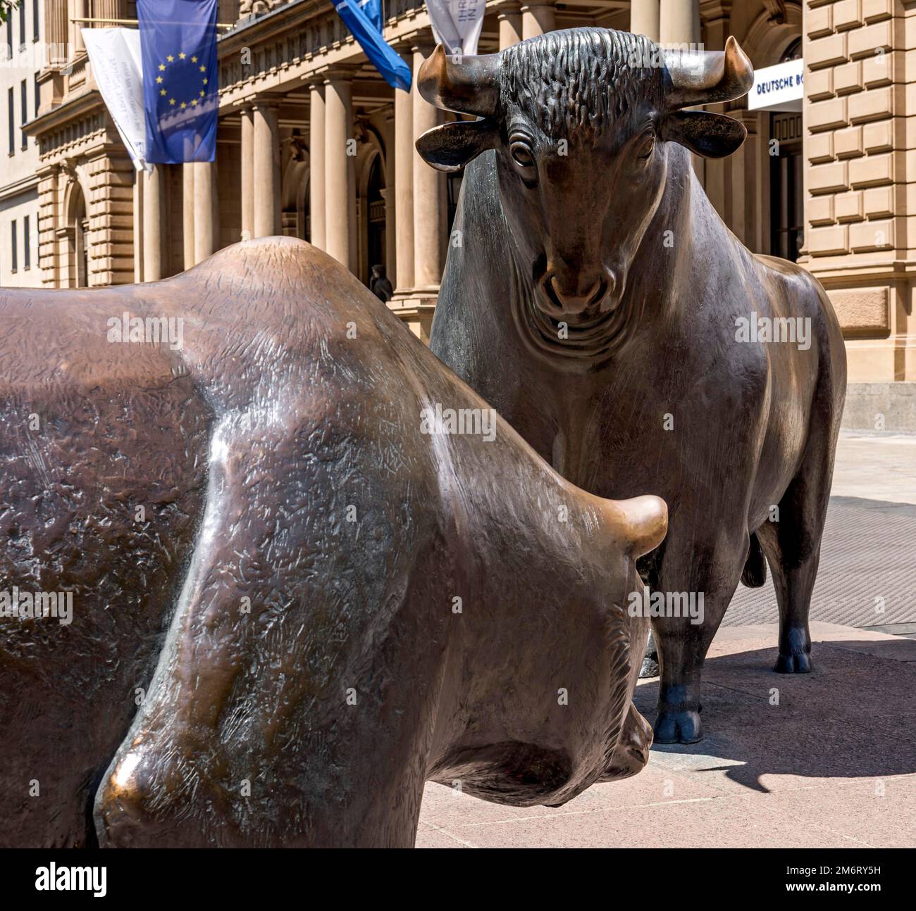 Bull and Bear auf dem Börsenplatz vor der Frankfurter Börse, Bronzeskulpturen von Reinhard Dachlauer, Neue Börse Stockfoto