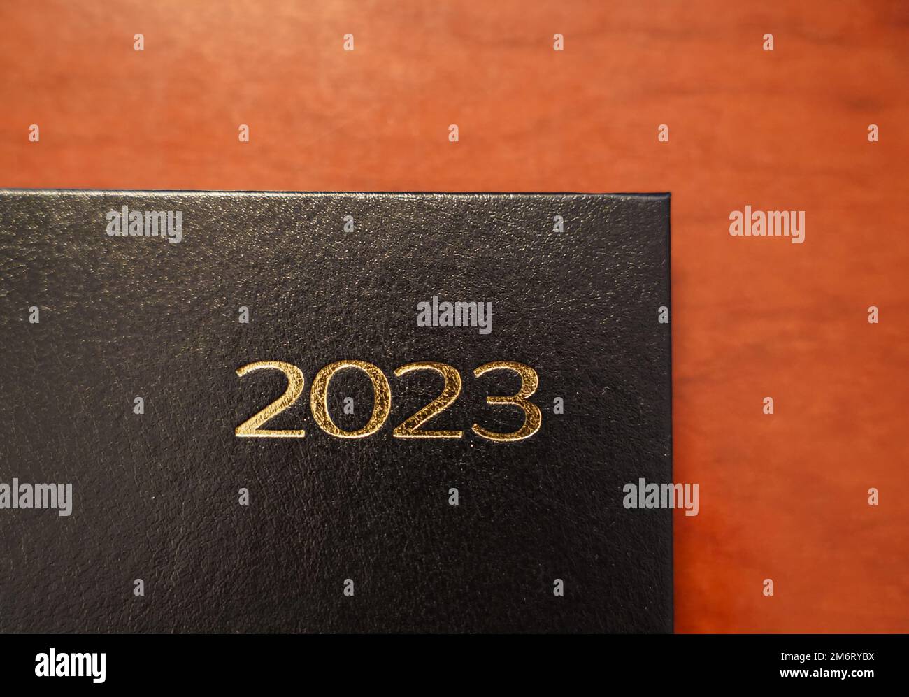 2023 Agenda auf Holzschreibtisch mit Kopierbereich Stockfoto