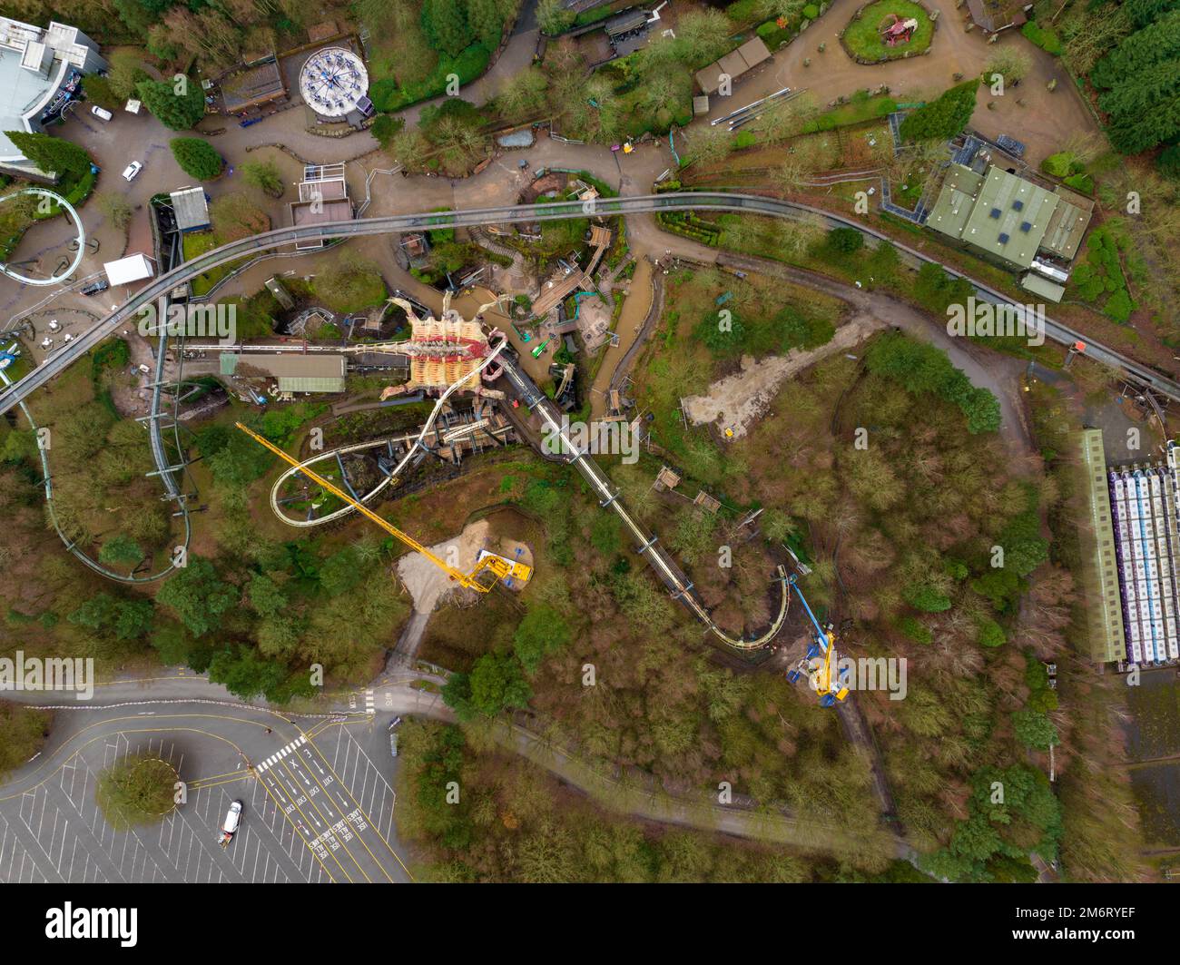 Aerial Drohne aus dem Air Filmmaterial von Nemesis Rollercoaster in Alton Towers wird am 2022. JANUAR 2023 entfernt Stockfoto