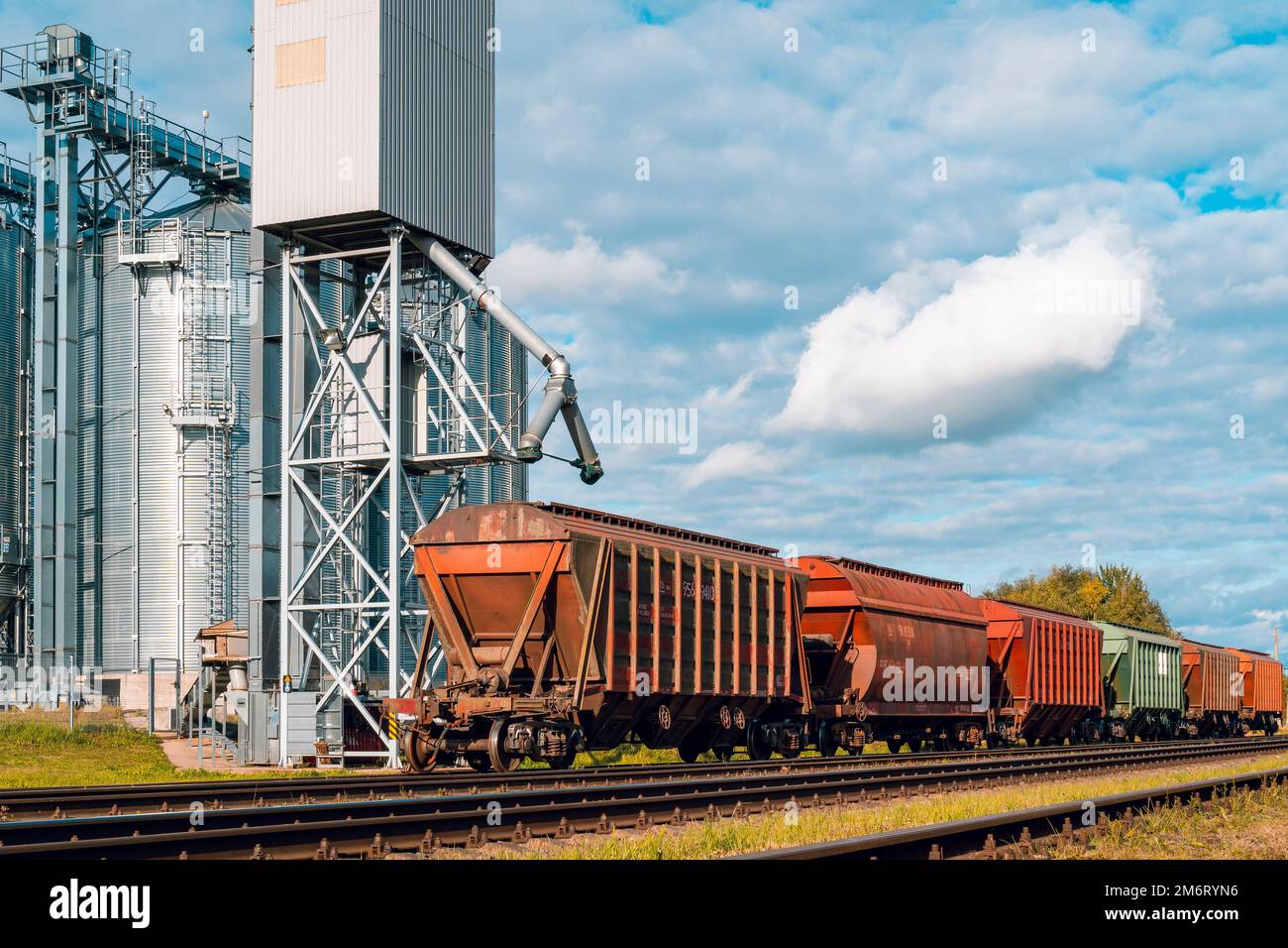 Beladen von Eisenbahnwagen mit Getreide am Kornelevator Stockfoto