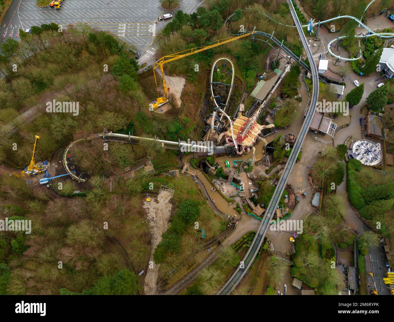 Aerial Drohne aus dem Air Filmmaterial von Nemesis Rollercoaster in Alton Towers wird am 2022. JANUAR 2023 entfernt Stockfoto