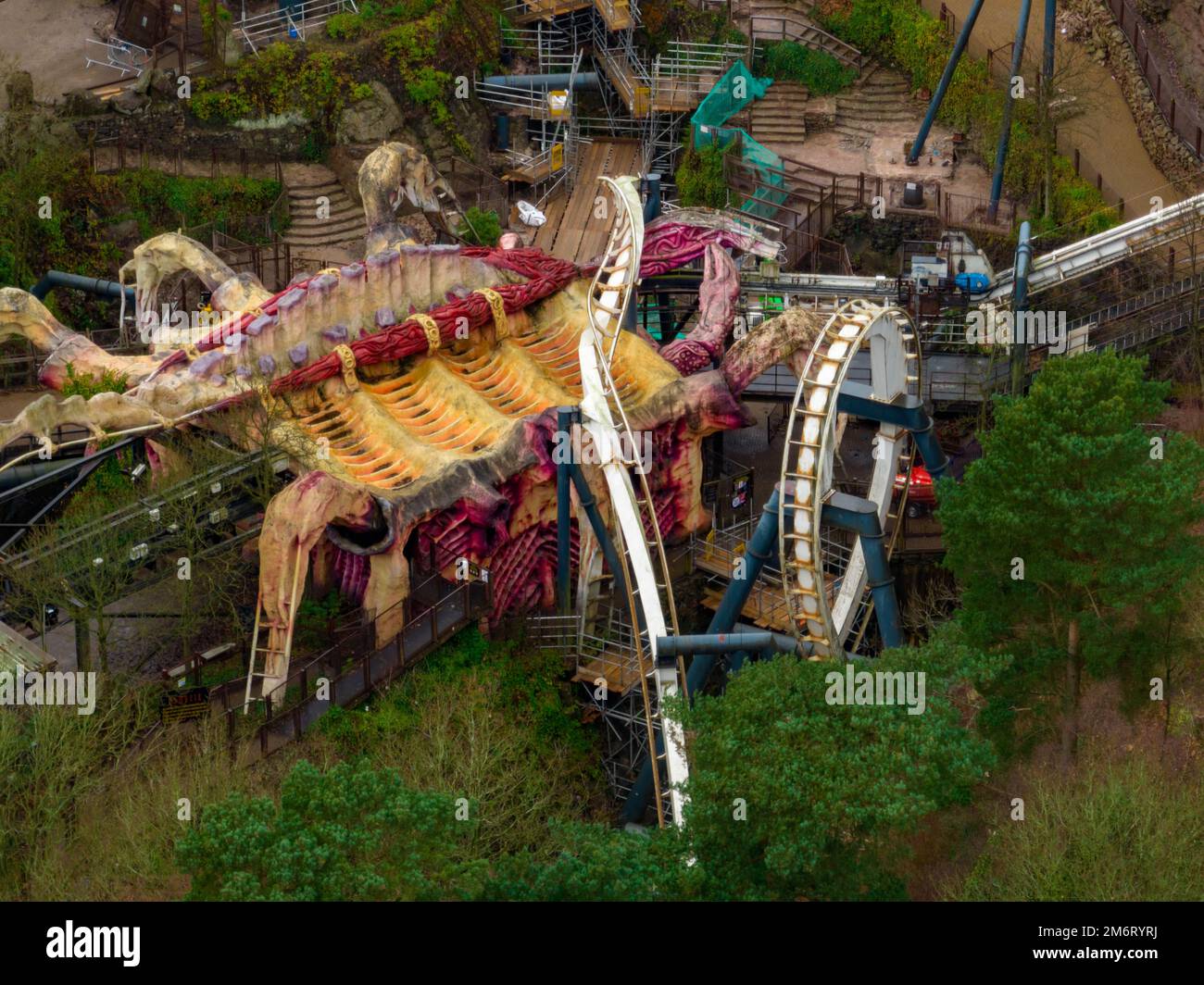 Aerial Drohne aus dem Air Filmmaterial von Nemesis Rollercoaster in Alton Towers wird am 2022. JANUAR 2023 entfernt Stockfoto