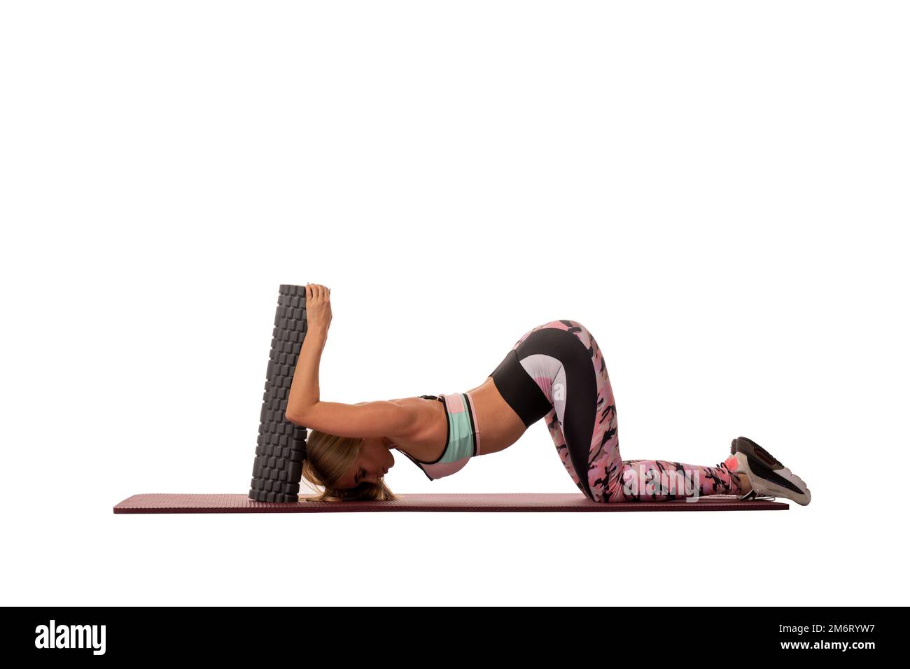Anonyme Frau macht Plank-Übung auf Matte Stockfoto