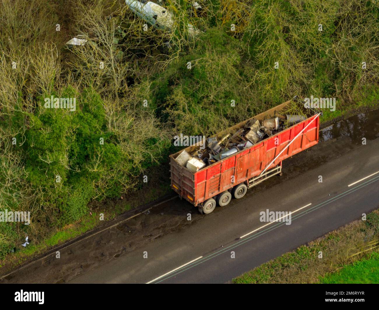 Aerial Drohne aus dem Air Filmmaterial von Nemesis Rollercoaster in Alton Towers wird am 2022. JANUAR 2023 entfernt Stockfoto