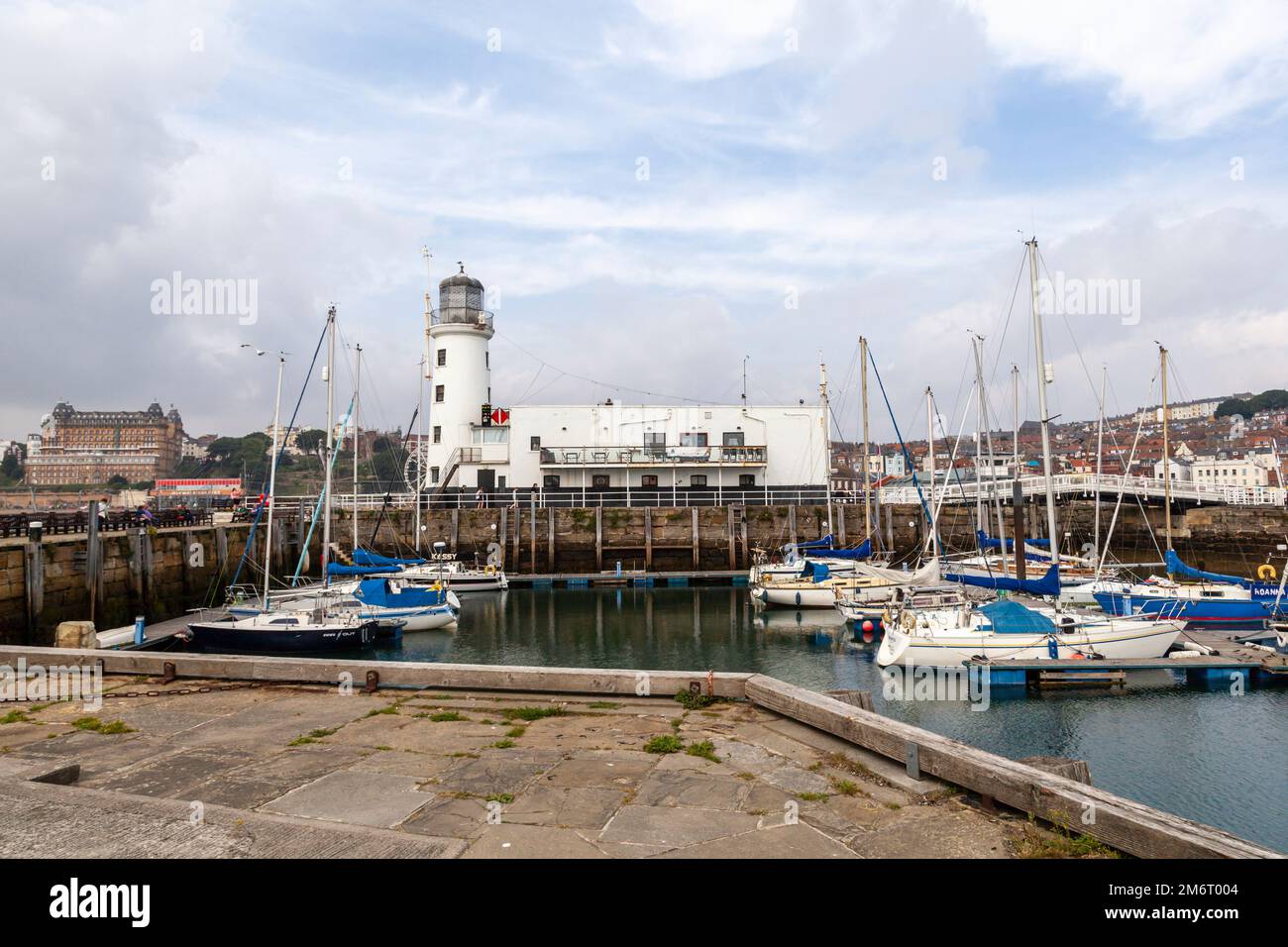 Leuchtturm am Ende des Hafenpiers am beliebten Urlaubsziel Scarborough Stockfoto