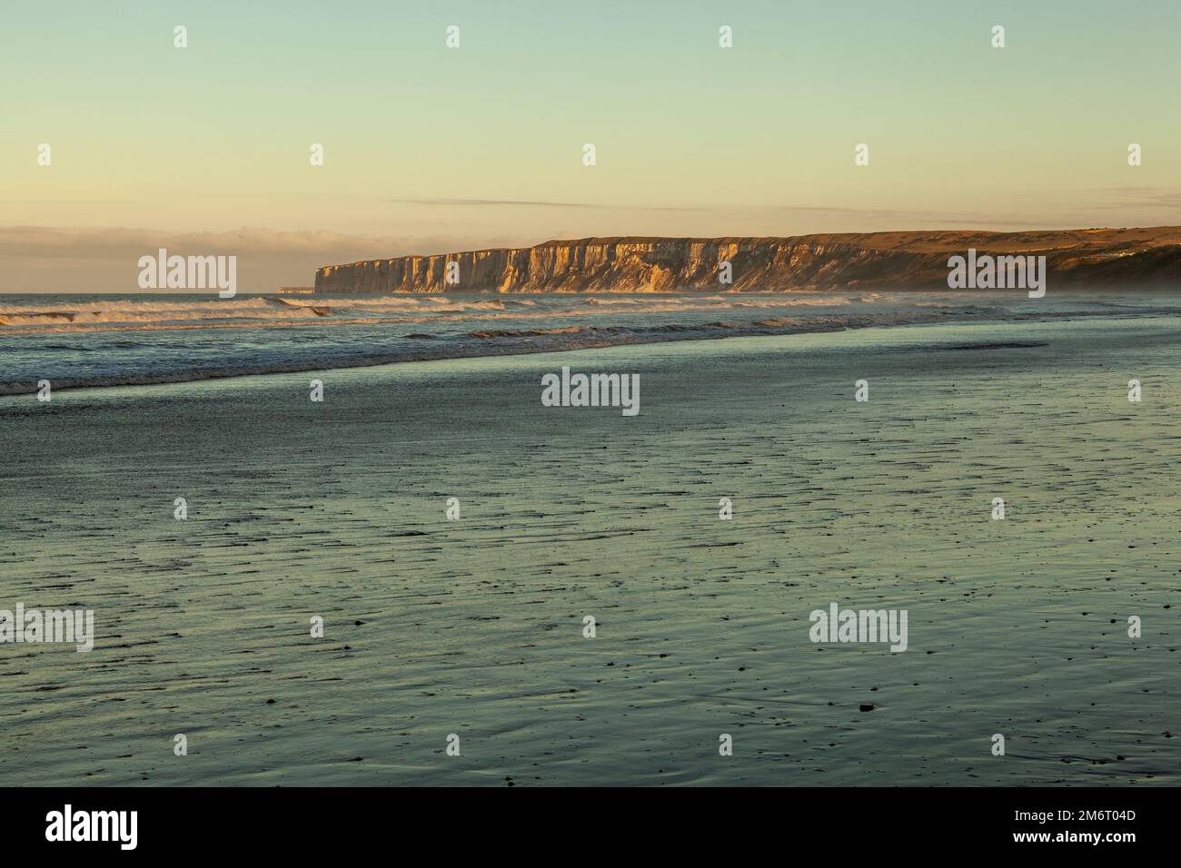 Die Sonne geht auf den majestätischen Klippen von Flamborough Head unter, von Hunmanby Sands, Filey, North Yorkshire aus gesehen Stockfoto