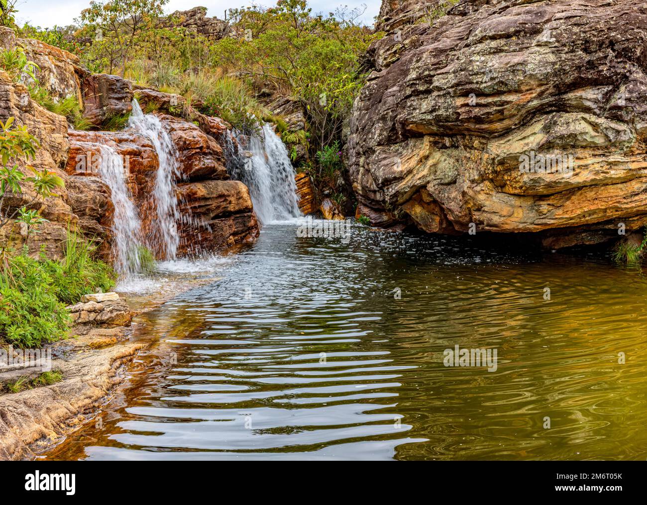 Wasserfall inmitten der Vegetation und Felsen des Biribiri-Umweltschutzgebiets Stockfoto