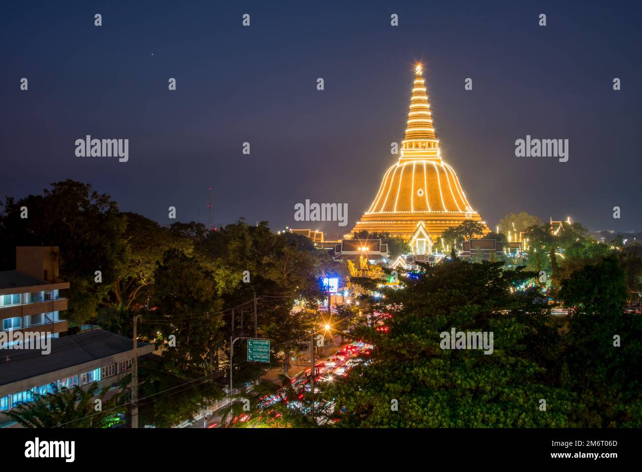 Sonnenuntergang in der Provinz Phra Pathom Chedi Nakhon Pathom, Thailand Stockfoto