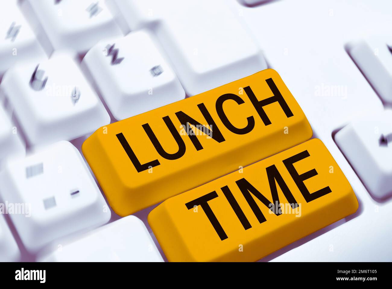 Schreiben mit Text Mittagspause. Wort für eine Mahlzeit in der Mitte des Tages nach dem Frühstück und vor dem Abendessen Stockfoto