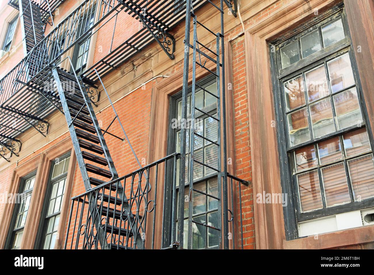 Feuertreppe und Leitern Stockfoto