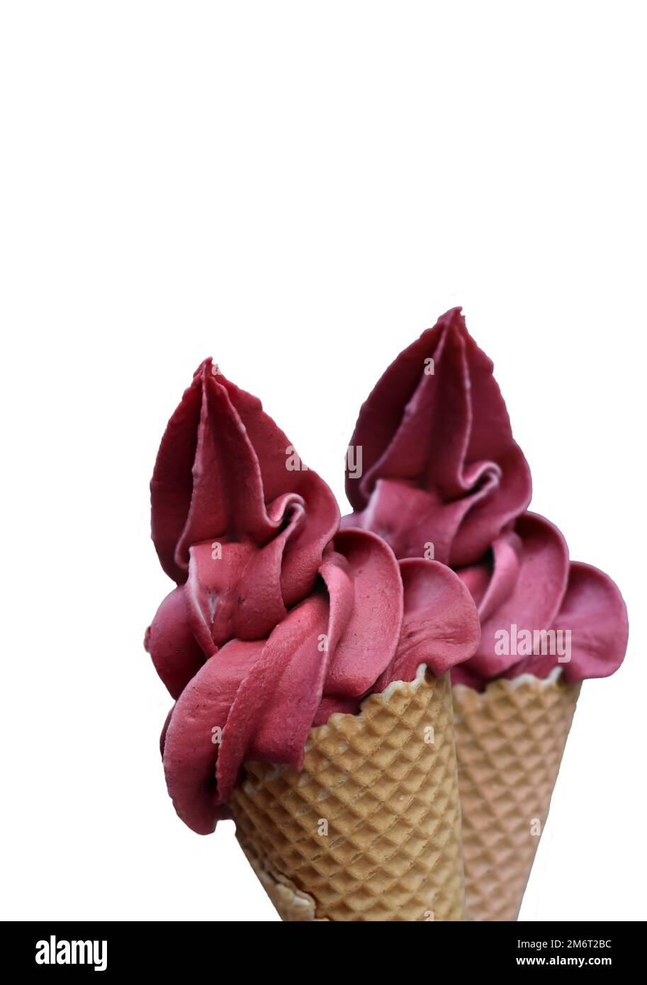 Ein Waffeleis gefüllt mit einem köstlichen, frisch zubereiteten Himbeereis. Stockfoto