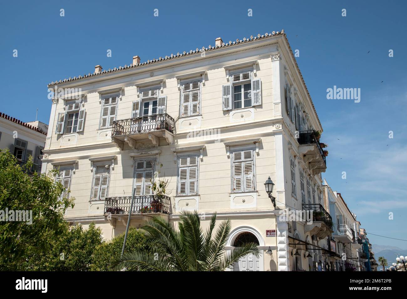 Altes Haus in mediterraner Stadt am Sommertag Stockfoto