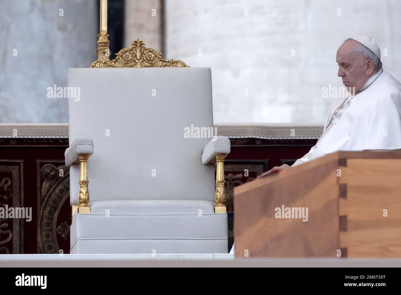 Vatikanstadt, Vatikan, 5. Januar 2023. Papst Franziskus feiert die Trauermesse für Papst Emeritus Benedict XVI. In St. Petersplatz im Vatikan. Maria Grazia Picciarella/Alamy Live News Stockfoto