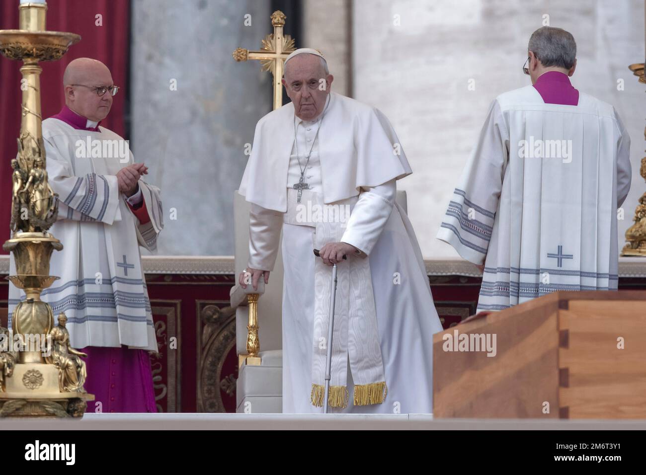 Vatikanstadt, Vatikan, 5. Januar 2023. Papst Franziskus feiert die Trauermesse für Papst Emeritus Benedict XVI. In St. Petersplatz im Vatikan. Maria Grazia Picciarella/Alamy Live News Stockfoto