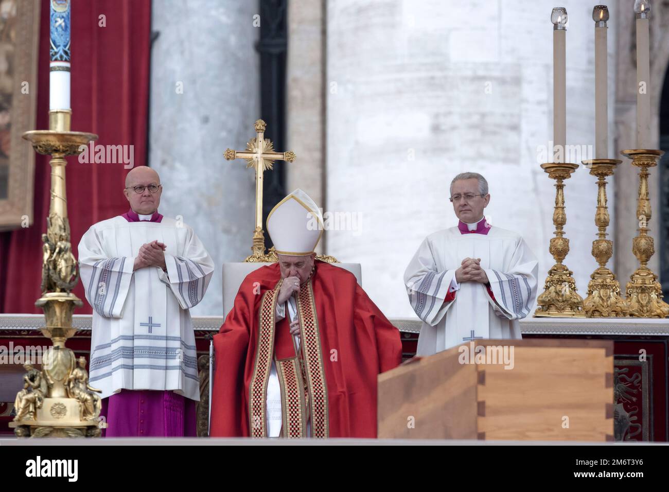 Vatikanstadt, Vatikan, 5. Januar 2023. Papst Franziskus feiert die Trauermesse für Papst Emeritus Benedict XVI. In St. Petersplatz im Vatikan. Maria Grazia Picciarella/Alamy Live News Stockfoto