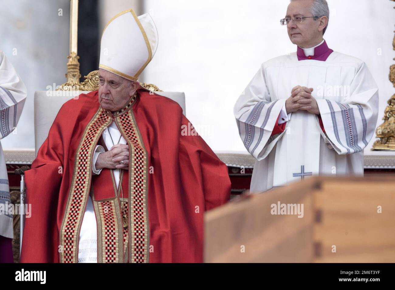 Vatikanstadt, Vatikan, 5. Januar 2023. Papst Franziskus feiert die Trauermesse für Papst Emeritus Benedict XVI. In St. Petersplatz im Vatikan. Maria Grazia Picciarella/Alamy Live News Stockfoto