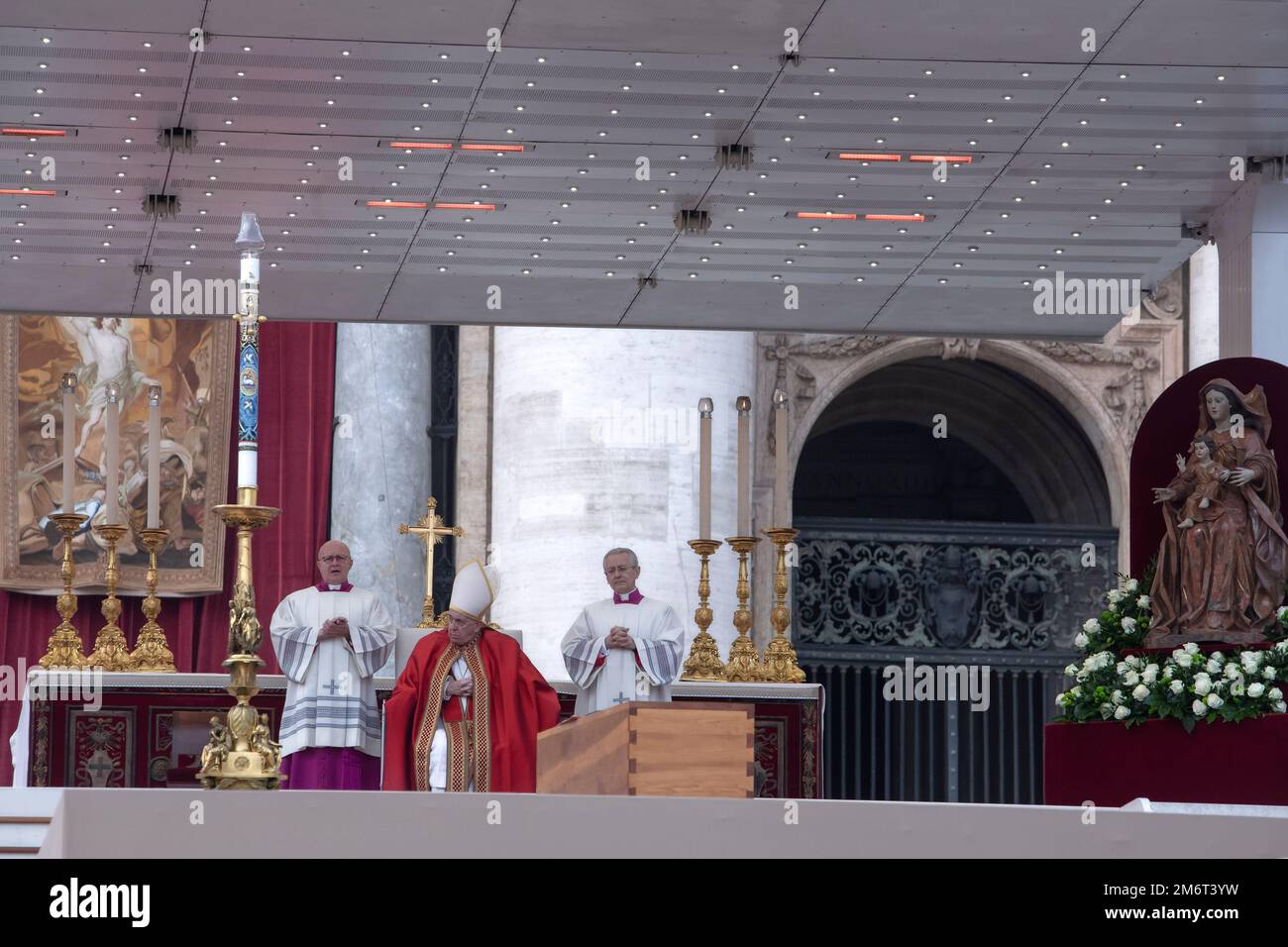 Vatikanstadt, Vatikan, 5. Januar 2023. Papst Franziskus feiert die Trauermesse für Papst Emeritus Benedict XVI. In St. Petersplatz im Vatikan. Maria Grazia Picciarella/Alamy Live News Stockfoto