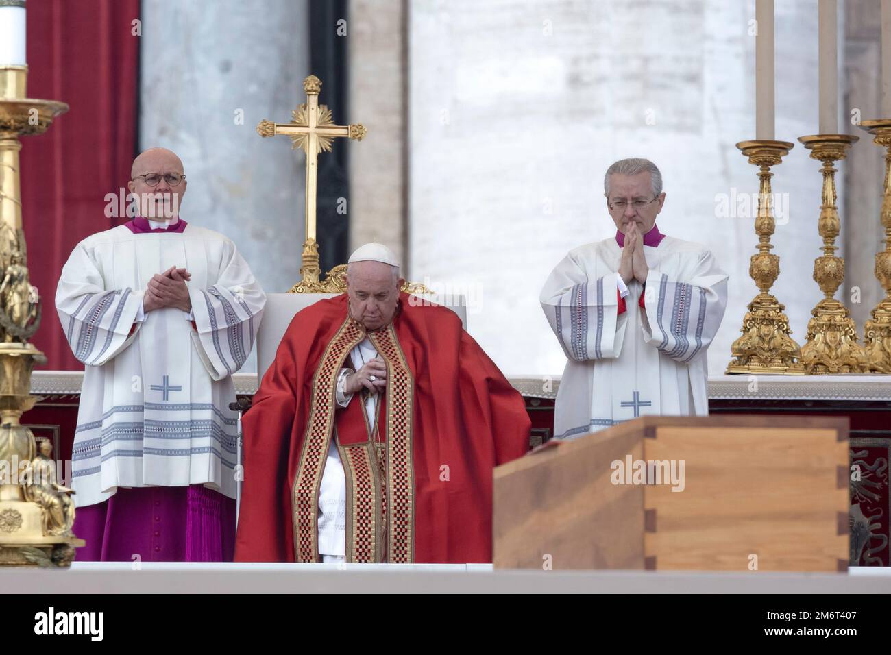 Vatikanstadt, Vatikan, 5. Januar 2023. Papst Franziskus feiert die Trauermesse für Papst Emeritus Benedict XVI. In St. Petersplatz im Vatikan. Maria Grazia Picciarella/Alamy Live News Stockfoto