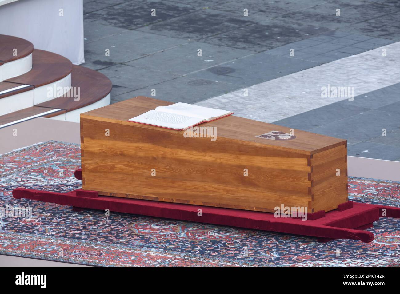 Der Sarg des verstorbenen Papstes Emeritus Benedikt XVI. Während der Bestattungsmesse von Papst Franziskus in St. Petersplatz Stockfoto