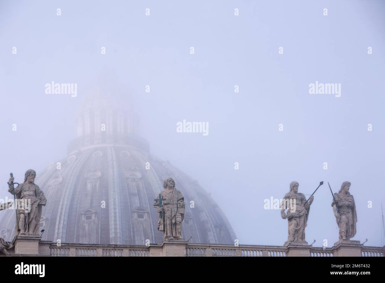 Vatikanstadt, Vatikan, 5. Januar 2023. Papst Franziskus feiert die Trauermesse für Papst Emeritus Benedict XVI. In St. Petersplatz im Vatikan. Maria Grazia Picciarella/Alamy Live News Stockfoto