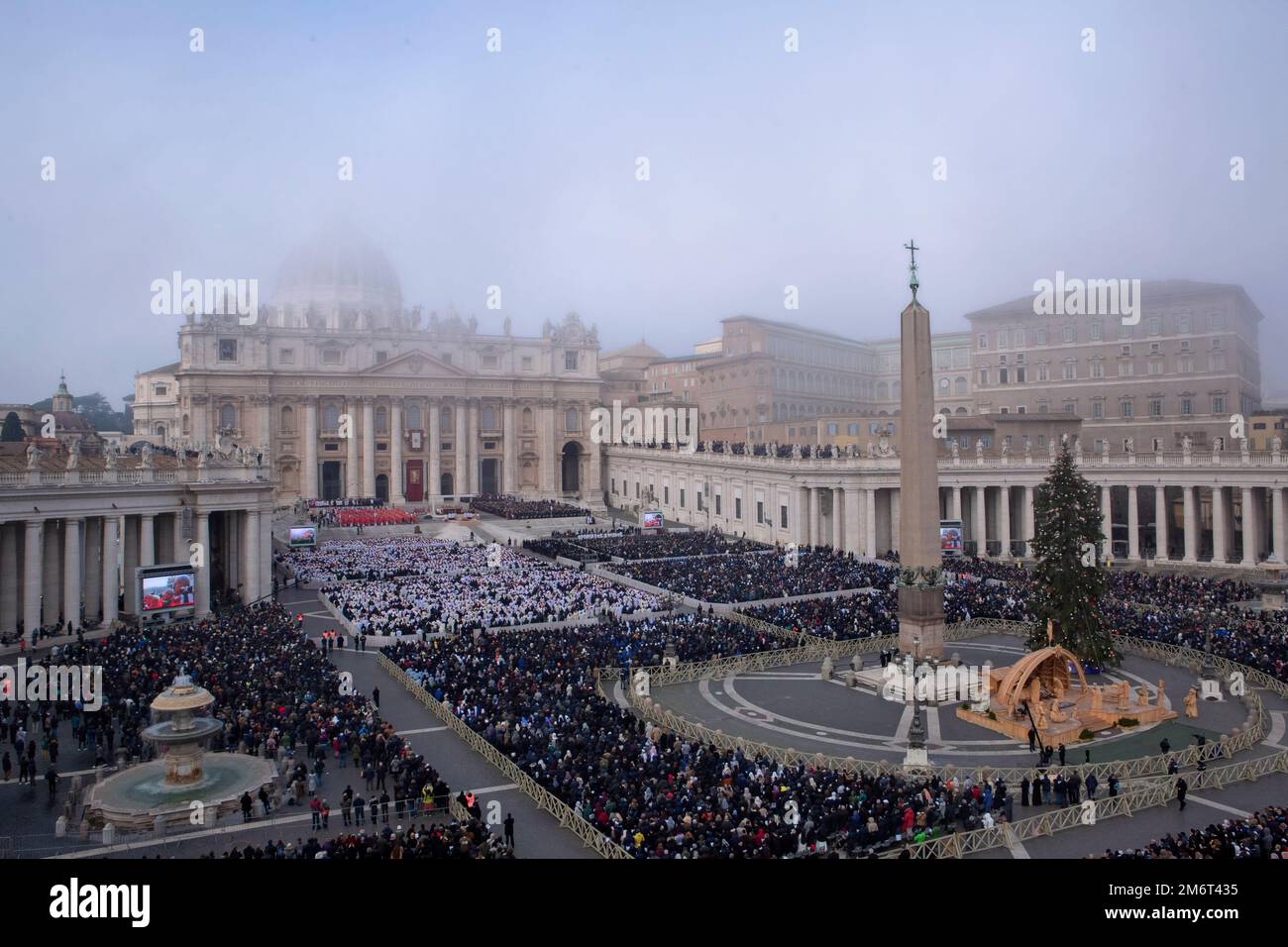 Vatikanstadt, Vatikan, 5. Januar 2023. Papst Franziskus feiert die Trauermesse für Papst Emeritus Benedict XVI. In St. Petersplatz im Vatikan. Maria Grazia Picciarella/Alamy Live News Stockfoto