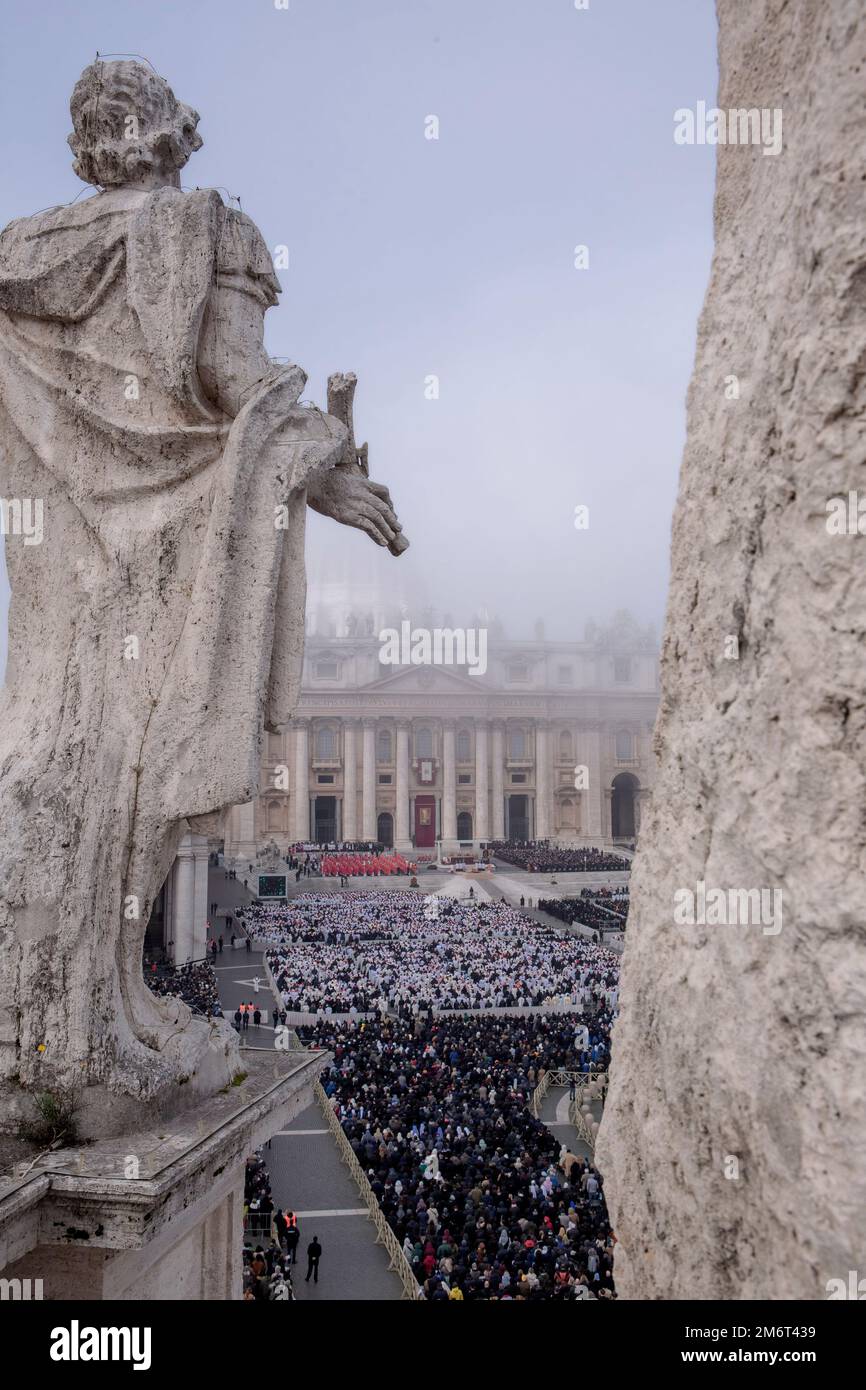 Vatikanstadt, Vatikan, 5. Januar 2023. Papst Franziskus feiert die Trauermesse für Papst Emeritus Benedict XVI. In St. Petersplatz im Vatikan. Maria Grazia Picciarella/Alamy Live News Stockfoto