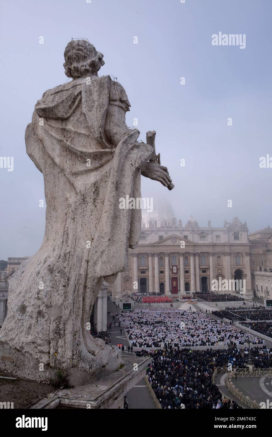 Vatikanstadt, Vatikan, 5. Januar 2023. Papst Franziskus feiert die Trauermesse für Papst Emeritus Benedict XVI. In St. Petersplatz im Vatikan. Maria Grazia Picciarella/Alamy Live News Stockfoto