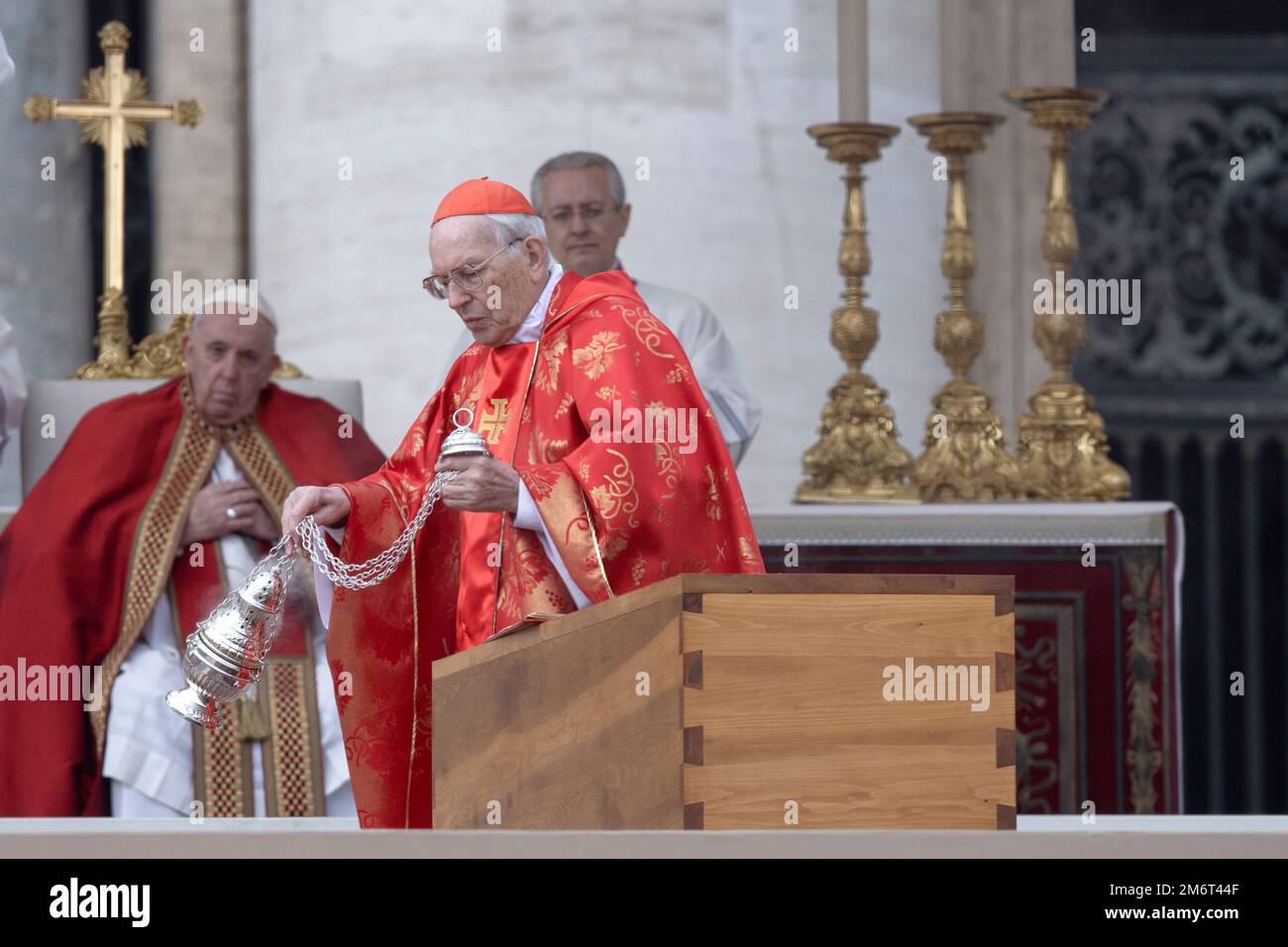 Vatikanstadt, Vatikan, 5. Januar 2023. Papst Franziskus feiert die Trauermesse für Papst Emeritus Benedict XVI. In St. Petersplatz im Vatikan. Maria Grazia Picciarella/Alamy Live News Stockfoto