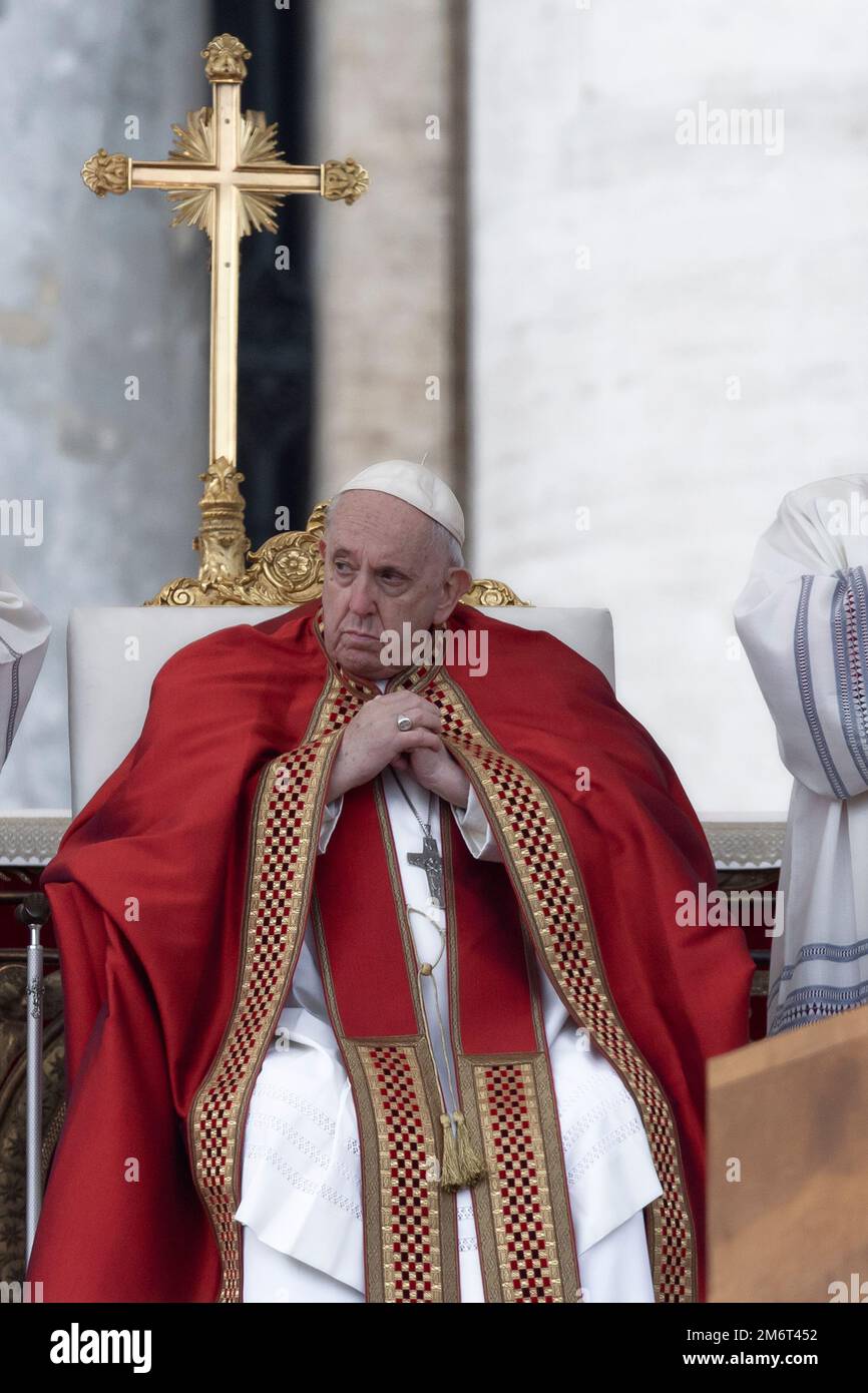 Vatikanstadt, Vatikan, 5. Januar 2023. Papst Franziskus feiert die Trauermesse für Papst Emeritus Benedict XVI. In St. Petersplatz im Vatikan. Maria Grazia Picciarella/Alamy Live News Stockfoto