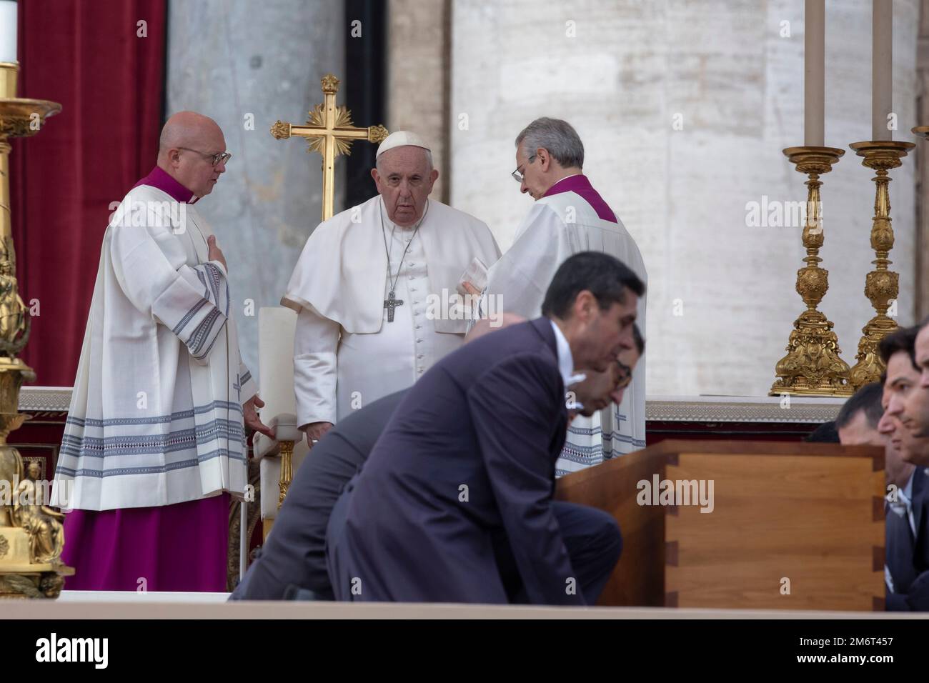 Vatikanstadt, Vatikan, 5. Januar 2023. Papst Franziskus feiert die Trauermesse für Papst Emeritus Benedict XVI. In St. Petersplatz im Vatikan. Maria Grazia Picciarella/Alamy Live News Stockfoto