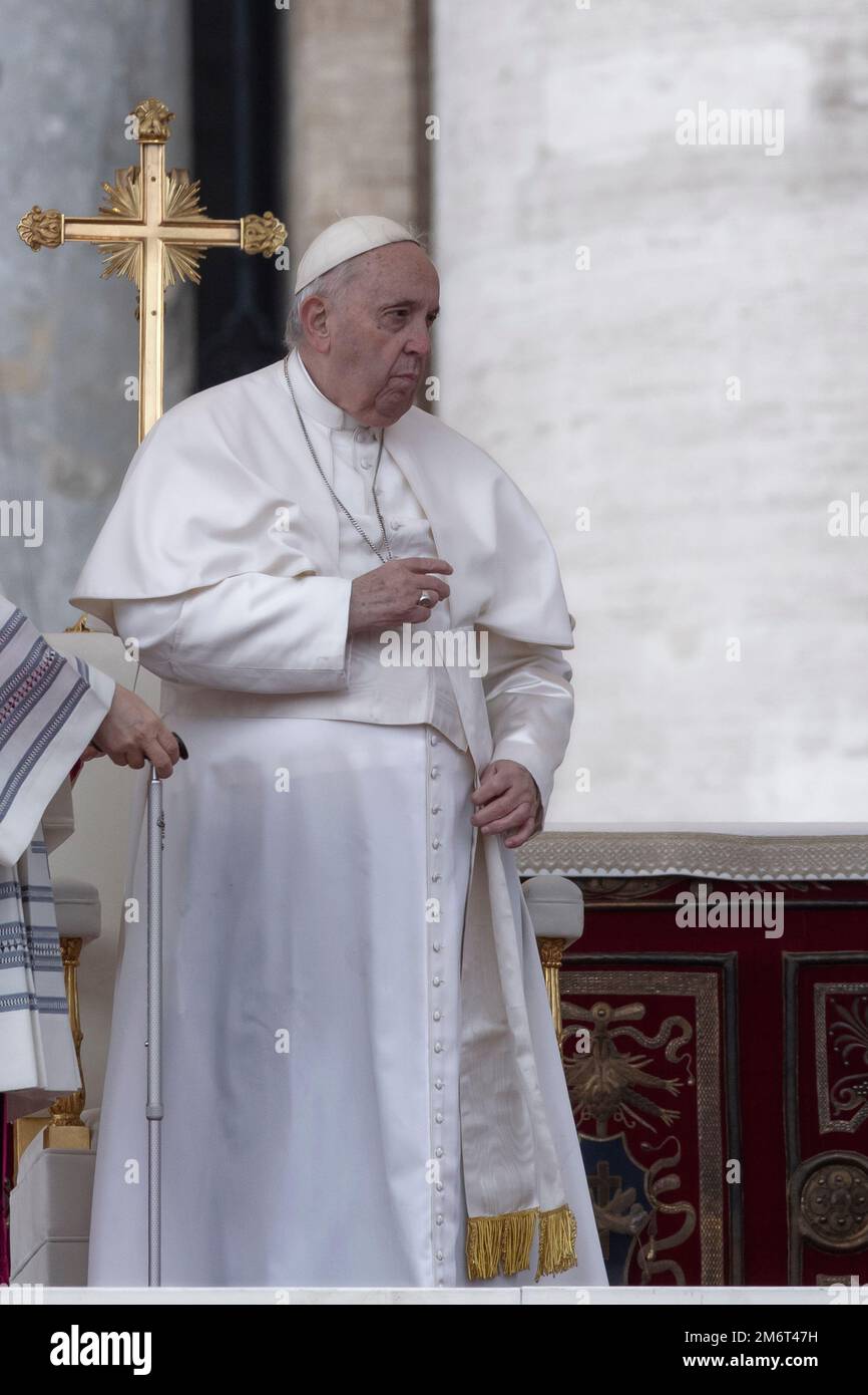 Vatikanstadt, Vatikan, 5. Januar 2023. Papst Franziskus feiert die Trauermesse für Papst Emeritus Benedict XVI. In St. Petersplatz im Vatikan. Maria Grazia Picciarella/Alamy Live News Stockfoto
