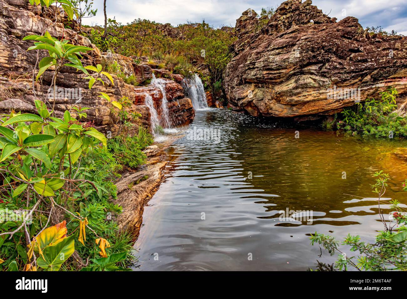 Wunderschöne Flüsse und Wasserfälle inmitten der erhaltenen Vegetation der Biribiri Stockfoto