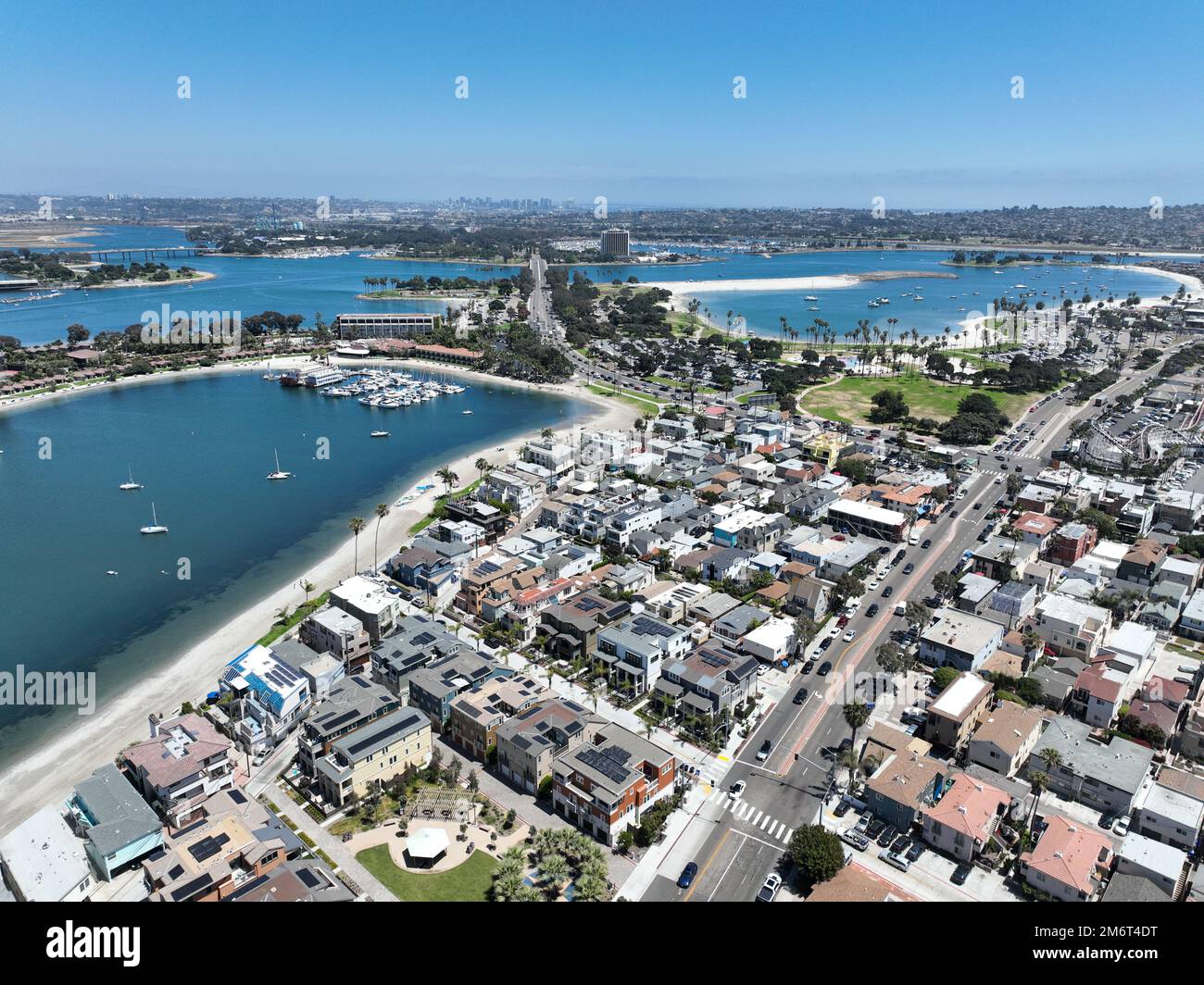 Blick aus der Vogelperspektive auf Mission Bay und den Strand in San Diego im Sommer, Kalifornien. USA. Stockfoto
