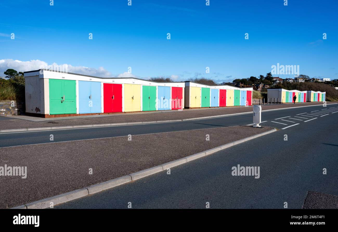 Farbenfrohe Strandhütten können je nach Saison gemietet werden. Sie befinden sich am Queen's Drive, Exmouth, Devon, Großbritannien. Stockfoto