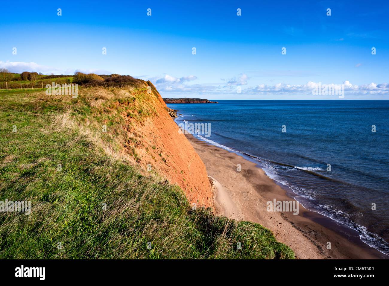 Blick auf die Sandy Bay vom Orcombe Point, dem Beginn des Jurassic Coast Weltkulturerbes. Orcombe Point liegt östlich von Exmouth, Devon, Großbritannien. Stockfoto