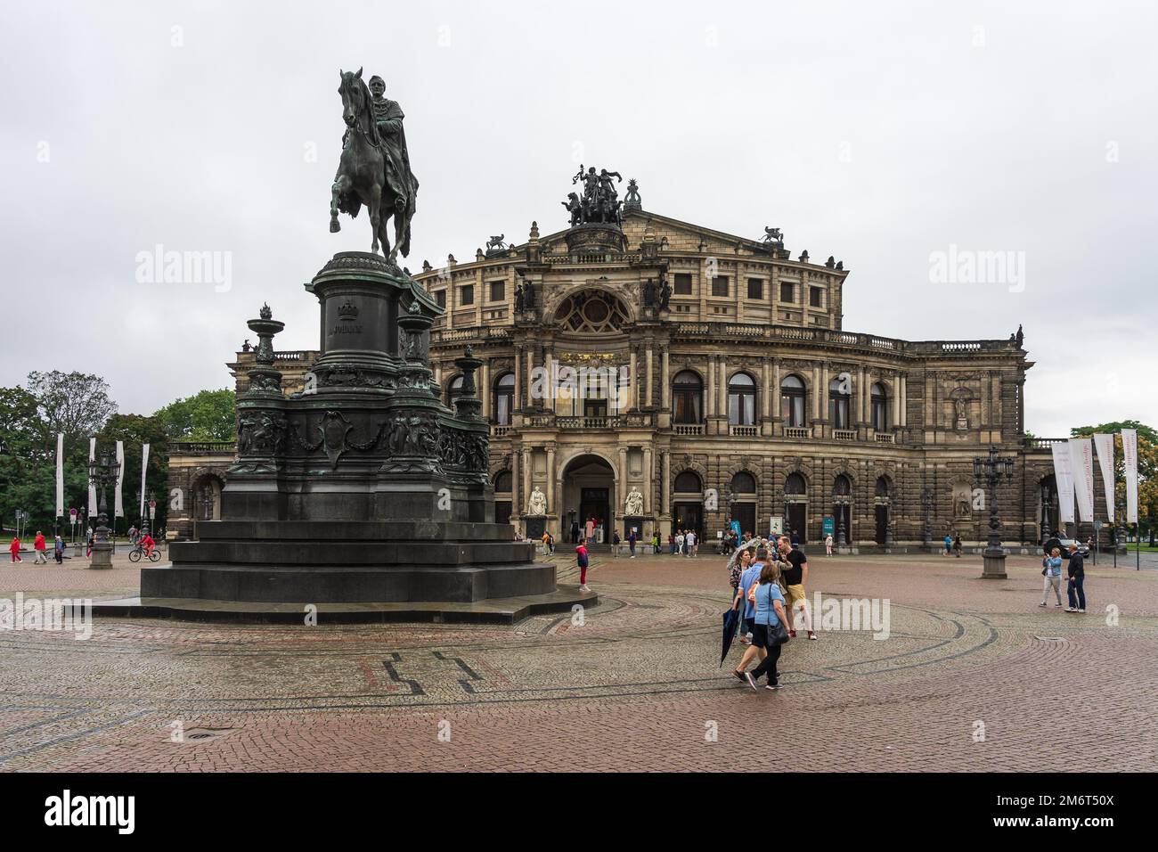 DRESDEN, DEUTSCHLAND - 27. AUGUST 2022: Semperoper. Das Opernhaus wurde 1841 vom Architekten Gottfried Semper erbaut. Stockfoto