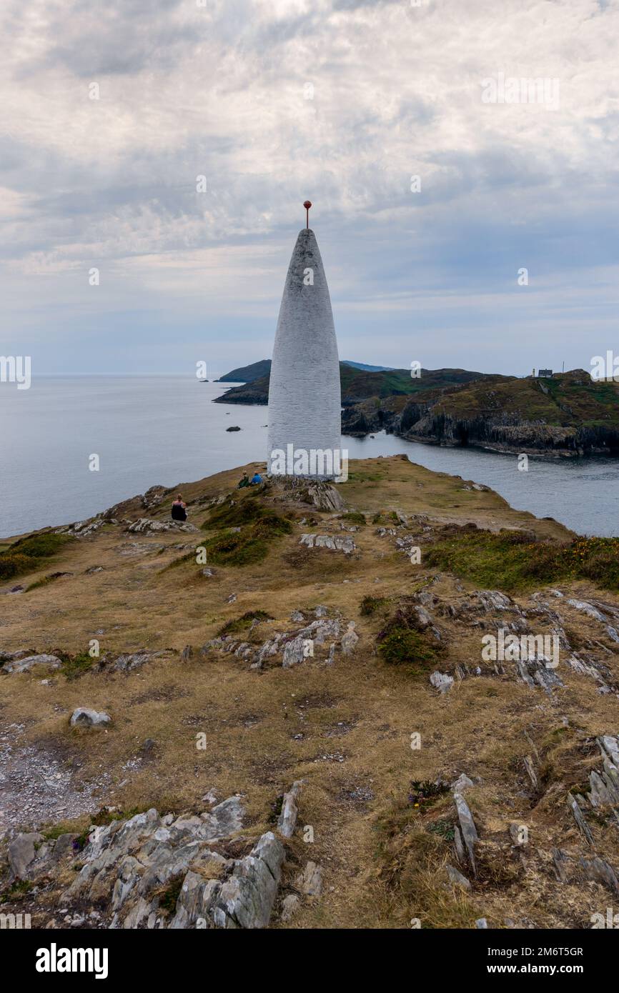 Nahaufnahme des historischen Baltimore Beacon auf dem Hügel des Eingangs zum Baltimore Harbor in County Cork in West Irel Stockfoto