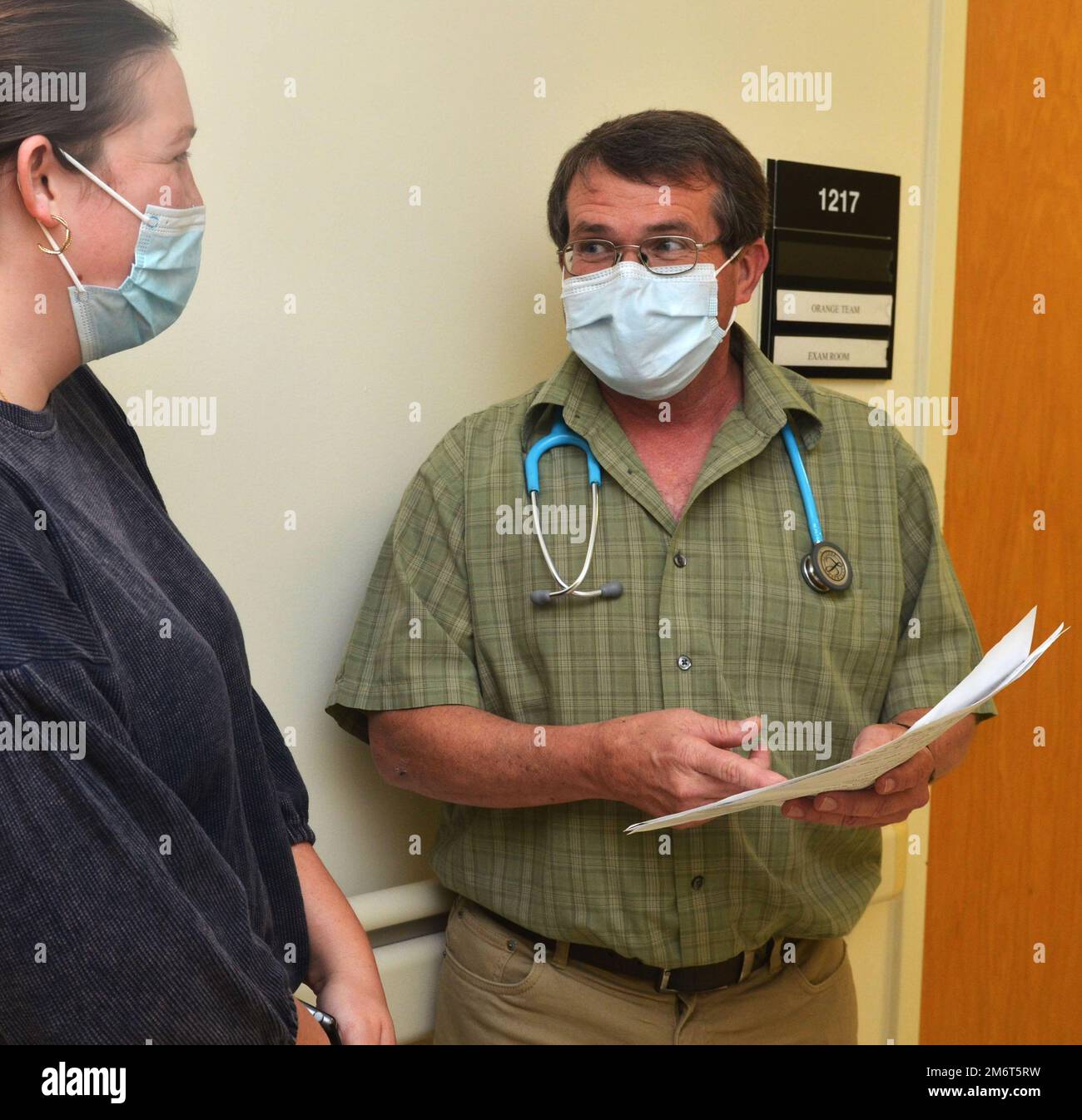 MAYPORT, Florida (4. Mai 2022) - Daniel Ackerson, Arzt der Naval Branch Health Clinic Mayport's Family Medicine Clinic, überprüft einen Fall mit Schwester Kelsey Pennington. Ackerson hat einen Doktor der Medizin aus dem Staat Ohio. Ackerson, ein Einheimischer aus Salem, Ohio, sagt: „Es ist eine Ehre, mit Militärfamilien zu arbeiten, weil sie einen vielfältigen Hintergrund haben.“ Stockfoto