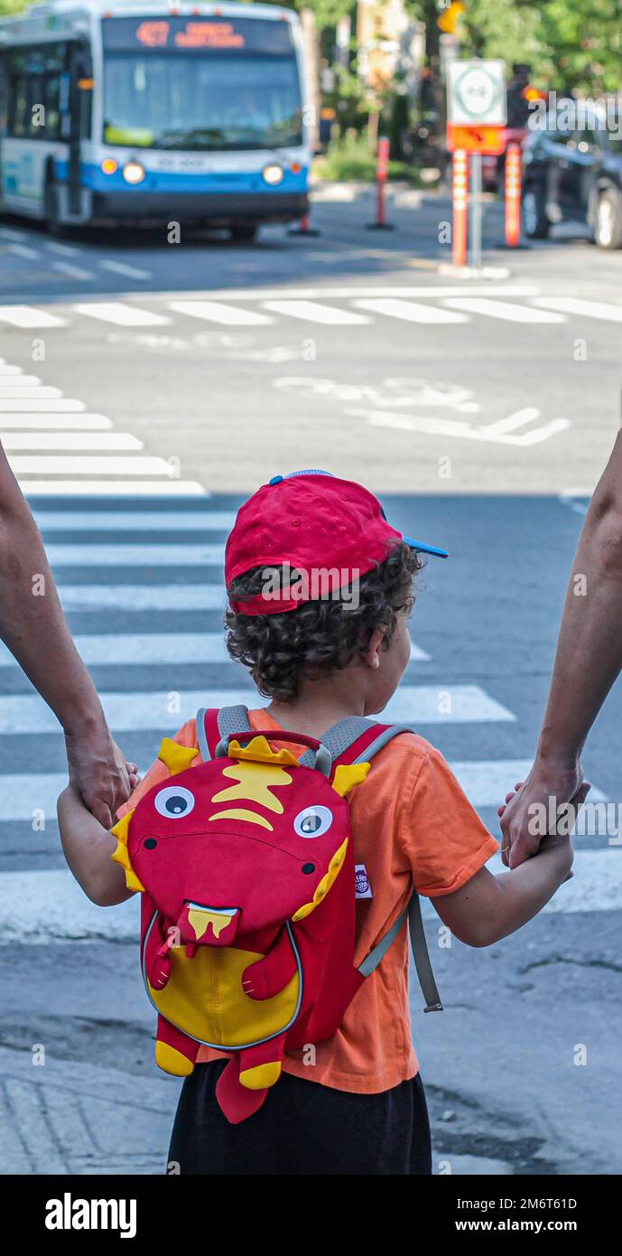 Eltern begleiten ihr Kind zur Schule. Stockfoto