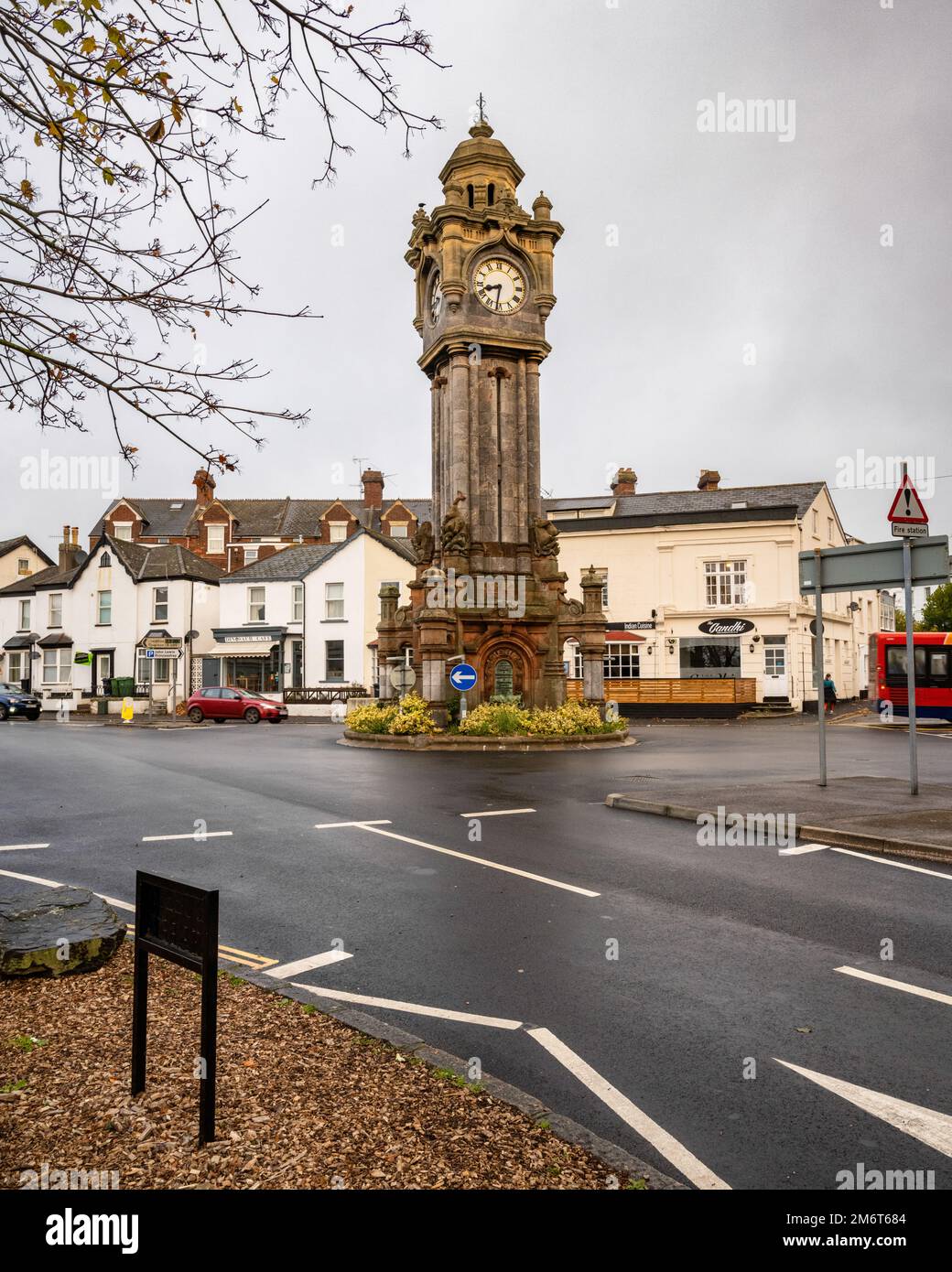 Miles' Clocktower (1897) ist ein bekanntes Wahrzeichen am Ende der Queen Street in Exeter, Devon, Großbritannien. Stockfoto