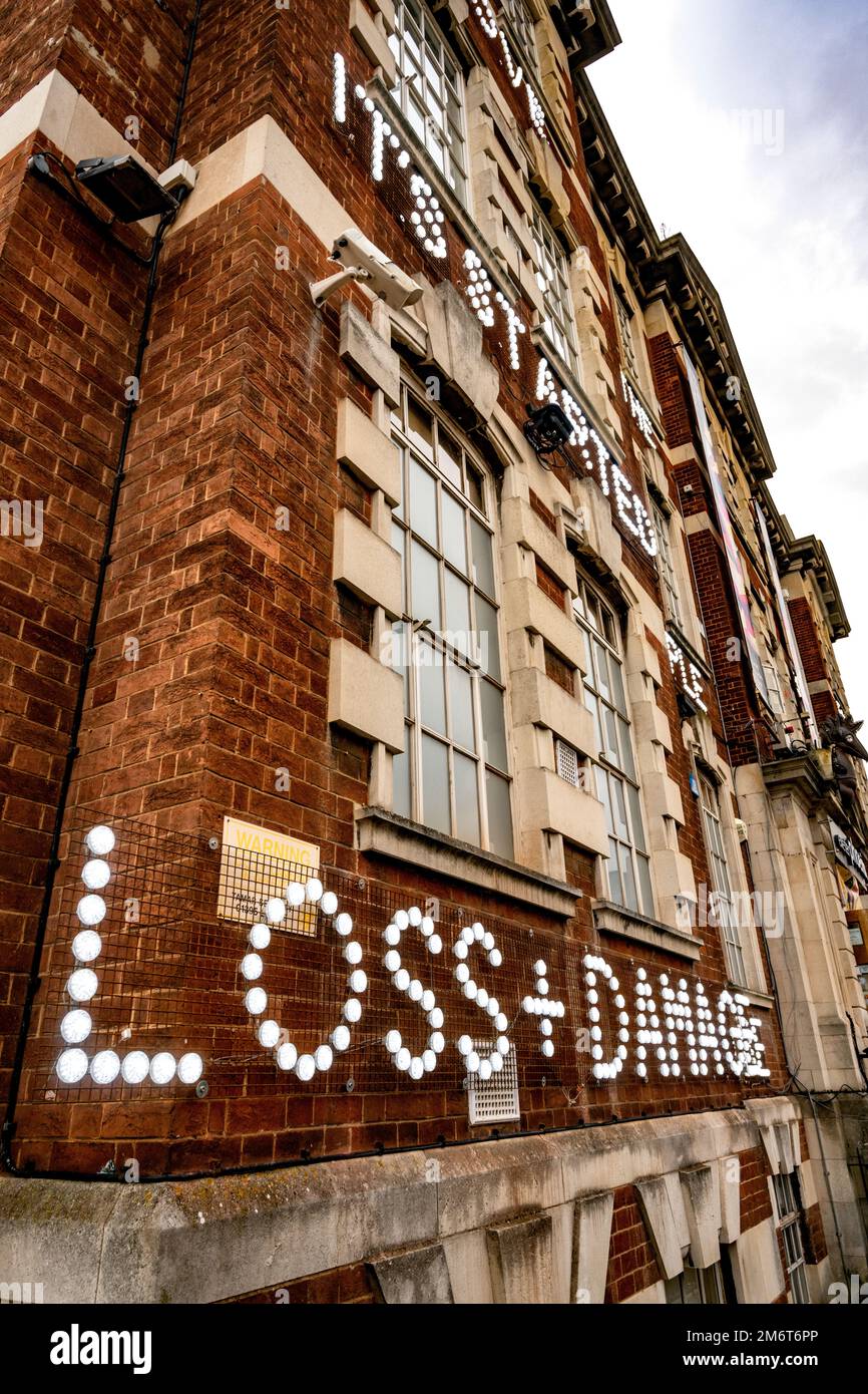 „Love is the Highest Economy“ war der Titel einer Reihe von Kunstwerken an der Fassade des Exeter Phoenix Arts Centre, Exeter, Devon, Großbritannien. Stockfoto